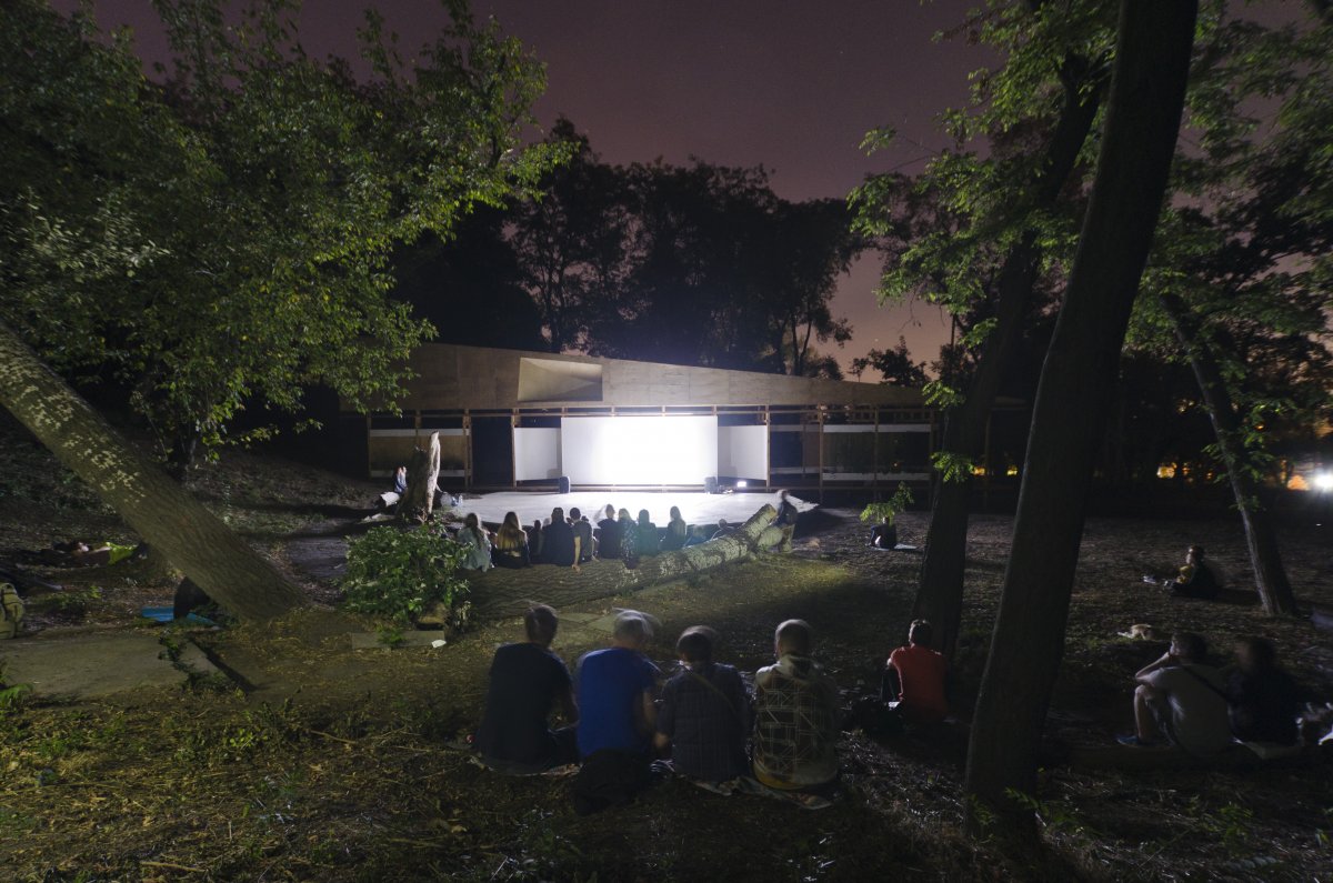 The long facade encloses the amphitheatrical geometry of the site, creating a cozy interior with good acoustics