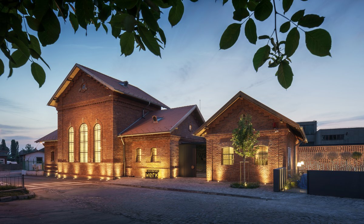 Return to the historical street view. New entrance hidden in the middle of the existing buildings