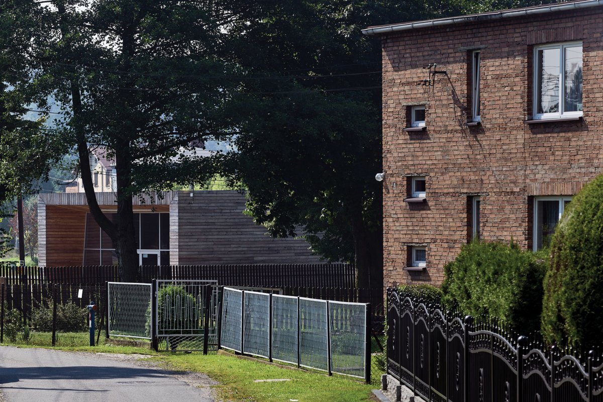 the context of the front elevation of the building to the neighboring buildings